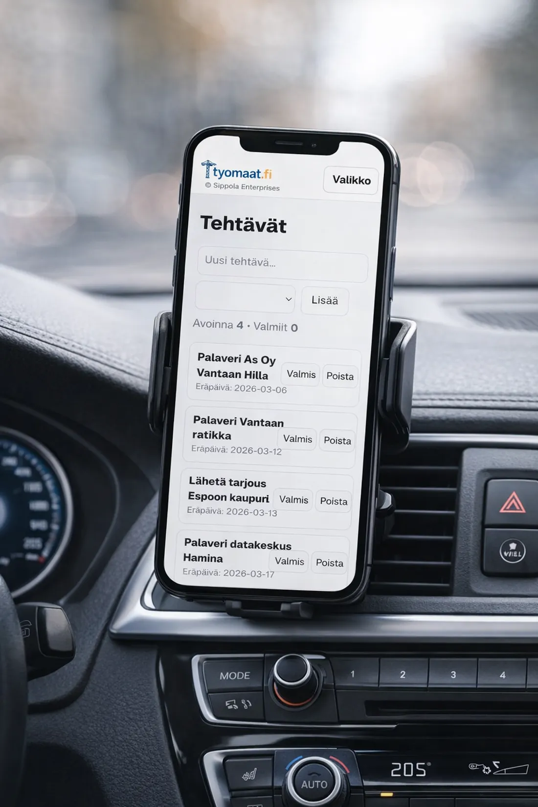 Tehtävälista puhelimessa auton pidikkeessä